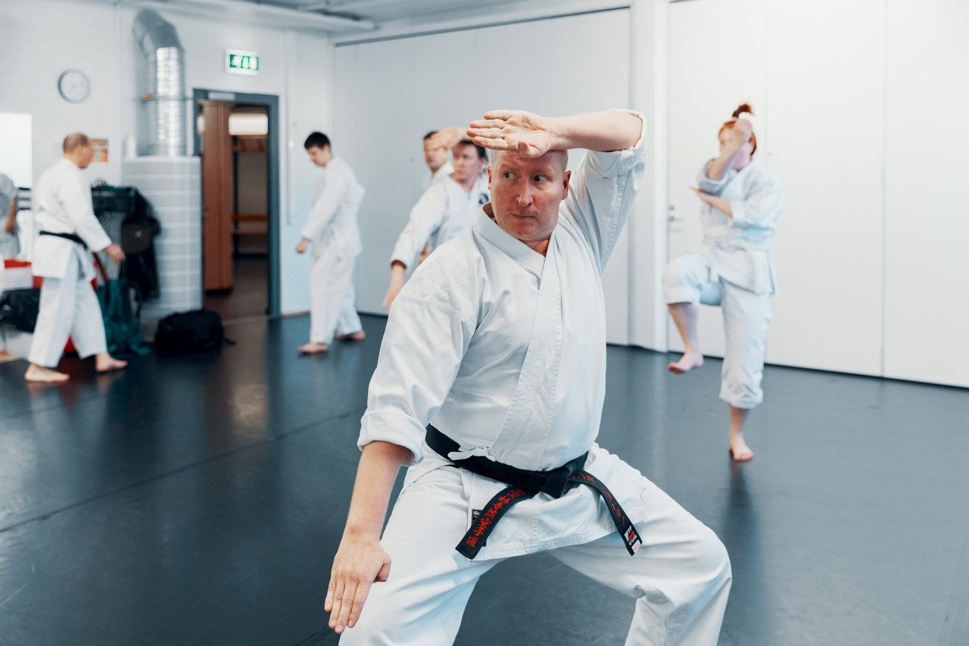 Sana karate tarkoittaa "tyhjää kättä", jolla voi tehdä paljon. Harrastukseni myötä ymmärrän ja puhun japania jonkin verran, mutta kirjoittaminen - sitä täytyy harjoitella.